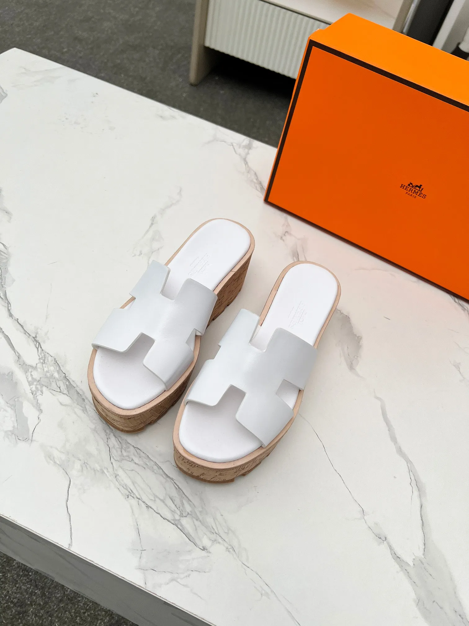 👟👟Ex-factory price 400👟👟 Hermès, upgraded version and workmanship materials. Hermes®🔴The highest version of handmade shoes on the market✨✨ Top product Hermès platform shoes🐎——————————The new model in early spring is the same as the original version, handmade by masters! ❥High-end customization, exclusive products, the highest version in the industry⚠❥Using: Hermers upper: Italian imported cowhide + sheepskin lining (pursuing top walking comfort) ✨～～〰〰〰〰❥ Packing: full set of original packaging━━━━Hermes━━━━━ size: 35-41 (42) customized and non-returnable)